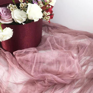 Camino de mesa iridiscente glamuroso, material tejido brillante y brillante para una decoración brillante - Product Image 1