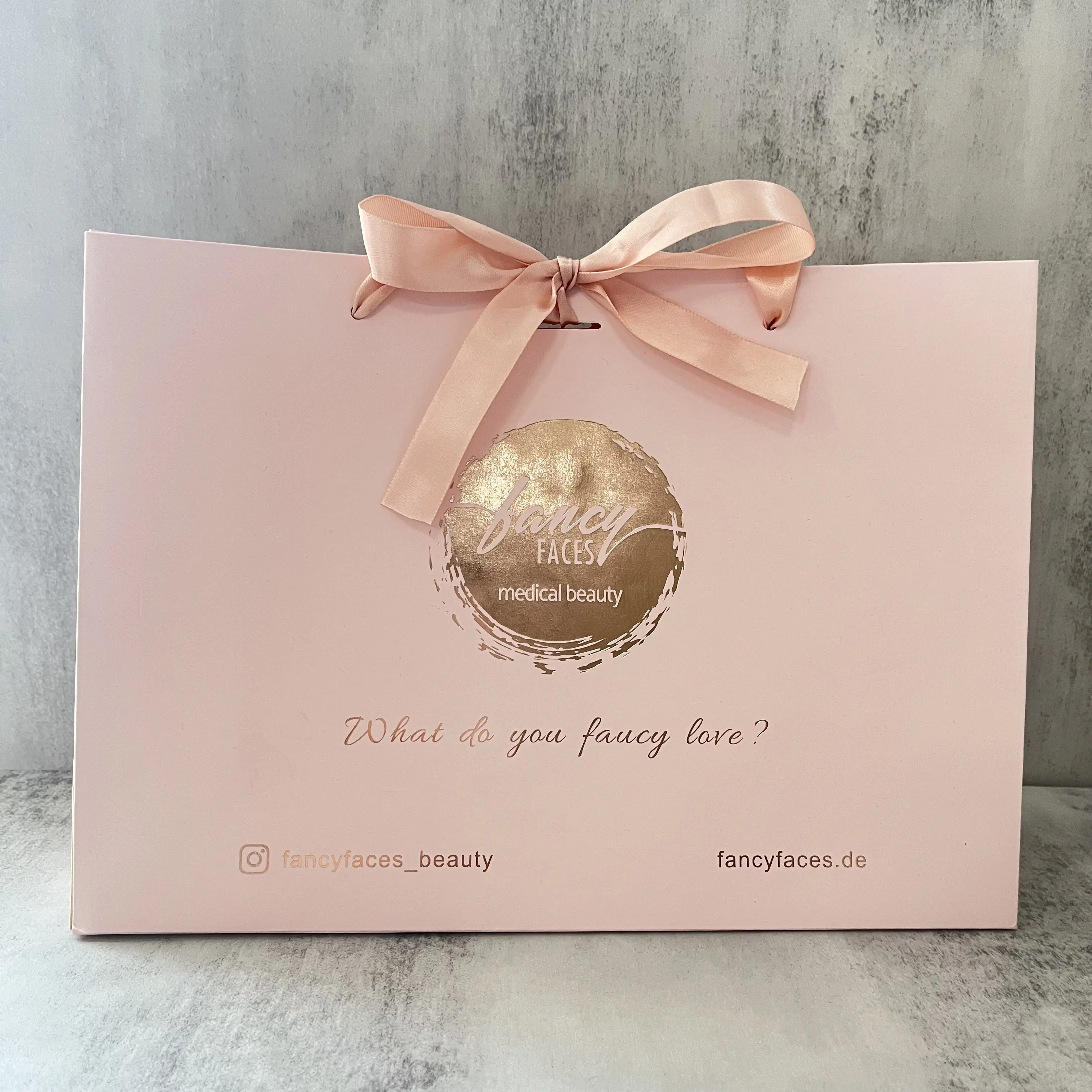 Popular hot pink cardboard paper gift bag with handles custom rose gold logo printed paper bag luxury shopping paper bag low moq