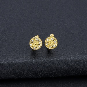 ต่างหูห่วงเล็กทรงดอกไม้ประดับเพชรซิร์คอนชุบทอง 24K คุณภาพดีสำหรับผู้หญิง ราคาขายส่ง JXX - Product Image 5