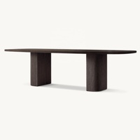 Table à manger capsule en chêne clair artisanale, style Japandi, avec deux piédestaux cannelés, table de cuisine architecturale pour hôtel boutique, villa
