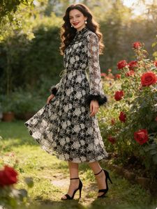 Novità per l'Autunno 2025: <span class=keywords><strong>un</strong></span> Elegante Abito in Stile Retrò con Colletto Alto, Maniche Svasate Vaporose e Motivo Floreale. - Product Image 1
