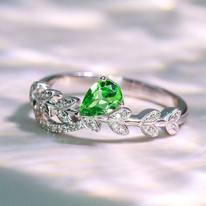 Anello da Donna Q735 in Argento 925 con Gemma Verde Taglio a Pera, Montatura Pavé e Design a Pianta, Anello di Fidanzamento - Product Image 6