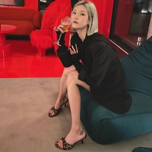 Sandalias de tacón alto y fino para mujer con estampado de leopardo, decoración de lazo y punta redonda, ideales para fiestas. - Product Image 4