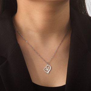 Bijoux en acier inoxydable <span class=keywords><strong>de</strong></span> haute qualité élégant or argent coeur creux <span class=keywords><strong>dessin</strong></span> <span class=keywords><strong>Simple</strong></span> collier pendentif <span class=keywords><strong>cheval</strong></span> à Double tête - Product Image 3
