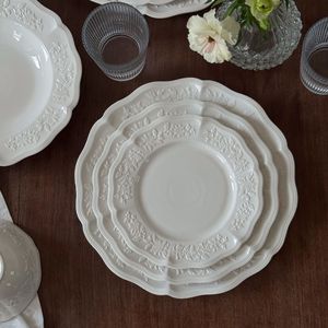 Assiette de dîner en porcelaine à dentelle gaufrée de style vintage français, motif floral élégant pour mariage de luxe, restaurant gastronomique - Product Image 2