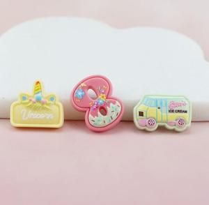 รถการ์ตูน Flatback Cabochons น่ารักเรซิ่นเสน่ห์ขายส่งจี้เรซิ่นเสน่ห์ - Product Image 3