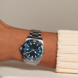 Reloj Mecánico Longines de Lujo con Esfera Azul, Marcadores Simples GMT, Segundero Visible y Correa de Acero Inoxidable - Product Image 3