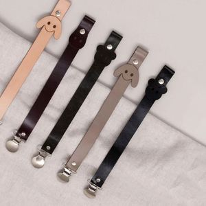 Vente en gros usine : Attache-tétine minimaliste en cuir PU, mignonne, noire, en forme d'animal, cadeaux de naissance - Product Image 1