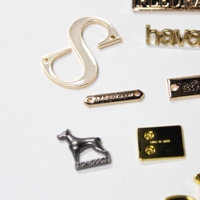 Etiquetas Metálicas de Aleación de Zinc de Lujo al por Mayor para Prendas, Etiquetas Grabadas con Logotipo Personalizado, Placas Doradas, Accesorios de Ropa Personalizados