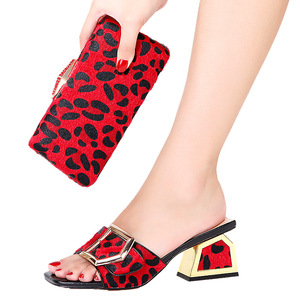 Ensemble de mode pour femmes italiennes africaines de <span class=keywords><strong>luxe</strong></span> chaussures à enfiler à talon carré doré avec bout ouvert pour la fête en automne - Product Image 3