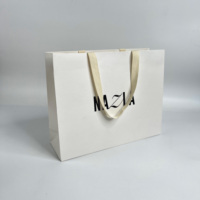 Sac en papier pêche de luxe personnalisé avec logo noir pour l'emballage de bijoux, cosmétiques et lunettes, avec poignée en ruban