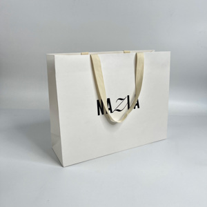 Sac en papier pêche de luxe personnalisé avec logo noir pour l'emballage de bijoux, cosmétiques et lunettes, avec poignée en ruban - Product Image 5