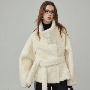 Abrigo de Invierno Cálido para Mujer, Tipo Gabardina Blanca Personalizada, de Cuero Sintético con Cuello Alto Antiarrugas y Cierre de Cinturón Tejido - Product Image 1