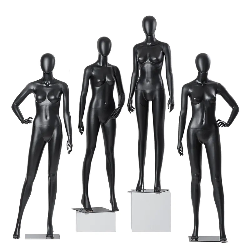 متجر البوتيك لكامل الجسم, نافذة من البلاستيك الفاخر ، عرض ملابس مانيكان للنساء باللون الأسود