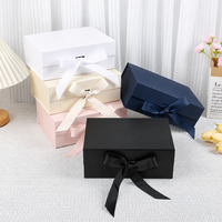 Boîtes rigides magnétiques en papier couché en gros avec doublure en éponge, pelliculage mat, ruban, estampage à chaud doré, emballage cadeau de Noël