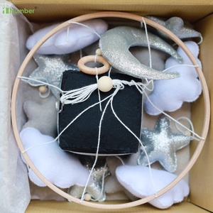 Cubo sonajero <span class=keywords><strong>musical</strong></span> colgante al por mayor, juguetes islámicos Kaaba de calidad, móviles de <span class=keywords><strong>cuna</strong></span> de bebé de fieltro Corán <span class=keywords><strong>para</strong></span> niños con lunas y estrellas - Product Image 4