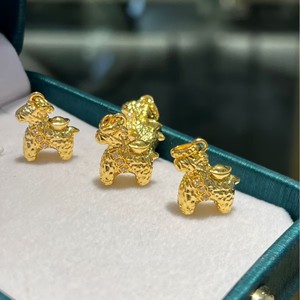 Consegna Rapida, Ciondolo Vintage Nostalgico in Oro 18K per Donne, Design Aerodinamico con Zodiaco Cavallo - Product Image 4
