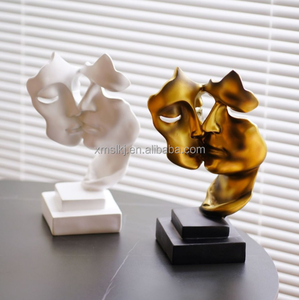 Scultura in Resina Dorata Coppia Pensatori che si Baciano, Statuetta Artistica Astratta del Silenzio, Decorazione per Scrivania e Casa, Amore alla Moda - Product Image 4