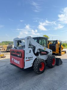 Chargeuse compacte Bobcat S770 d'occasion en bon état, système hydraulique stable, machine de terrassement multifonctionnelle - Product Image 4