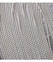 Une brinée de perles d'eau douce naturelles parfaitement rondes, taille 4,5-5 mm, noyau blanc, environ 39 cm de long avec plus de 80 perles