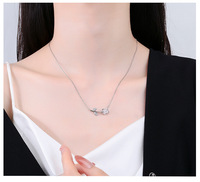 Elegante Collar con Colgante de Flor de Tulipán con Incrustaciones de Diamantes CZ en Plata de Ley S925 para el Día de la Madre