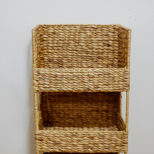 Estante de almacenamiento y organizador de artesanías Artex Dong Thap Factory con soportes de estantería hechos a mano de algas marinas y jacinto de agua - Product Image 1