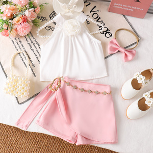 Set Estivo per <span class=keywords><strong>Bambina</strong></span> 2026, Top Corto Bianco con Fiori e Halter + <span class=keywords><strong>Pantaloncini</strong></span> <span class=keywords><strong>Verdi</strong></span> con Catena, Set di Moda 2 Pezzi - Product Image 4