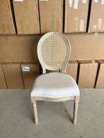 Chaise en bois ovale empilable SMOOTH, style Louis, en bois massif français antique, idéale pour les événements extérieurs et les mariages – Offre Spéciale