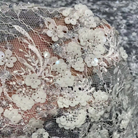 Tissu en dentelle française de luxe en porcelaine blanche, orné de fleurs 3D, de perles et de paillettes, élégant pour la confection de robes de mariée et de soirée
