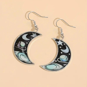 Orecchini pendenti smaltati a forma di luna e pianeta da donna, gioielli di moda vintage unici e di design - Product Image 4