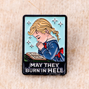 Broche en émail humoristique et sarcaste : Que leurs âmes brûlent en enfer – Épinglette rétro pour fille coquette, humorisme noir, bénédiction torsadée - Product Image 3