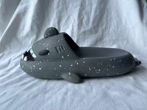 H008 Pantofole a Forma di Squalo Cartoon Grigio Scuro in EVA con Punta Aperta Fluorescenti per Tutte le Stagioni Taglia 36 37 38 39 - Product Image 5