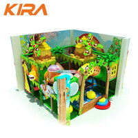 Énorme aire de jeux intérieure avec trampoline, toboggan en mousse et structure de jeu en cubes pour enfants