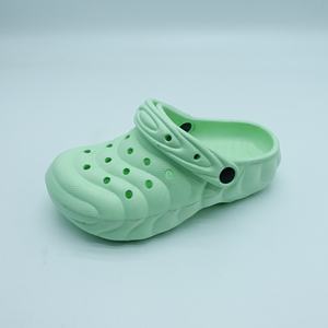 Sabots légers pour enfants Chaussures de jardin d'été antidérapantes avec semelle intérieure en EVA pour garçons et filles - Product Image 2