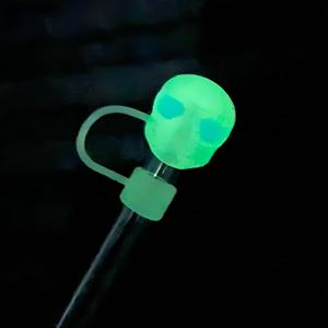 Superventas: Cubierta de pajita de alta calidad que brilla en la oscuridad con diseño de calavera, tipo tapa antipolvo para vasos Ice Bucks, accesorio explosivo para pajitas. - Product Image 2
