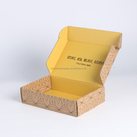 Boîte en carton ondulé personnalisée avec logo imprimé, recyclable, finition de luxe avec revêtement UV quadricolore et gaufrage à chaud doré