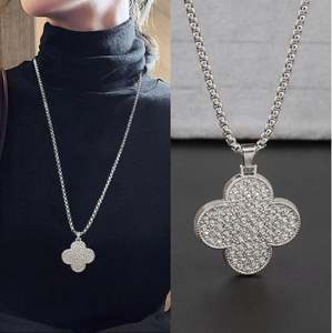 สร้อยคอจี้รูปใบโคลเวอร์ประดับคริสตัลหรูหราสำหรับผู้หญิง สร้อยยาวคล้องเสื้อ สไตล์แฟชั่นทันสมัย สวยเก๋ คริสตัลรูปใบโคลเวอร์สี่แฉก - Product Image 5