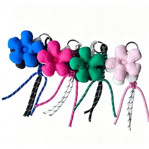 Nouveau style mignon porte-clés en peluche double couche à motif floral, jouets DIY, tissu rembourré bicolore, cordon de parachute tissé, fait main - Product Image 1