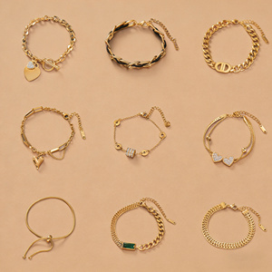 เครื่องประดับสแตนเลสสตีล ไม่ลอก ไม่ดำ กันน้ำ ชุบทอง 18k สร้อยข้อมือรูปดอกไม้ห้ากลีบนำโชคสำหรับผู้หญิง เข้าได้กับทุกชุด - Product Image 1