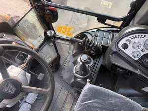 Chargeuse-pelleteuse JCB d'occasion 6 tonnes modèle 2022, état quasi neuf, avec moteur et boîte de vitesses en stock, à vendre - Product Image 3