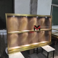 Vitrine murale encastrée en acier inoxydable pour la vente au détail, présentoir de luxe pour parfums et sacs à main avec éclairage LED