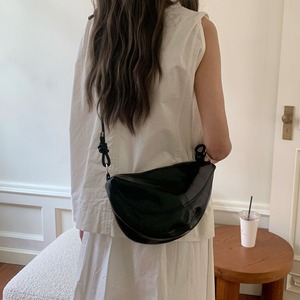 กระเป๋าสะพายข้างผู้หญิง สีเงินขาว ทรงนุ่มแบบเกี๊ยว สายปรับได้ ปิดด้วยซิป ชุดลำลองประจำวัน ฤดูร้อน 2024 - Product Image 4