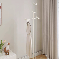 Porte-vêtements multi-niveaux en métal sur pied avec base en marbre, barre transversale asymétrique, support de suspension pour vêtements avec crochets ronds