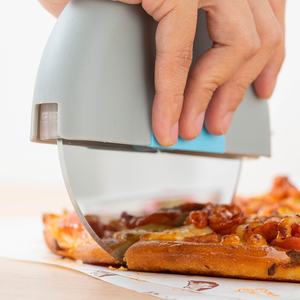 Cortador de <span class=keywords><strong>Pizza</strong></span> de acero inoxidable en stock de fábrica, cubierta protectora, rueda de <span class=keywords><strong>Pizza</strong></span>, herramienta para hornear, cortador de tartas para bodas, herramienta de Metal - Product Image 2