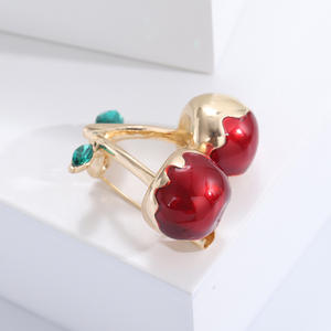 Broche <span class=keywords><strong>de</strong></span> Fruta Exquisito y Versátil con Flor <span class=keywords><strong>de</strong></span> Cereza Roja <span class=keywords><strong>de</strong></span> Aleación con Diamantes Completos y Esmalte, el Más Vendido, Lindo Pin para <span class=keywords><strong>Ropa</strong></span> - Product Image 3