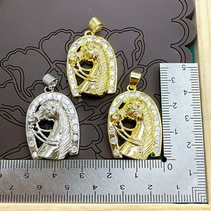 CZ9318 Colgante de Plata Chapado en Oro de 18k con Circonitas Cúbicas, Diseño de Herradura y Cabeza de Caballo de la Suerte - Product Image 3