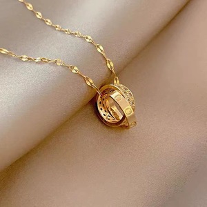 Collar circular de doble anillo de acero de titanio con diseño geométrico para mujer, uso diario - Product Image 2
