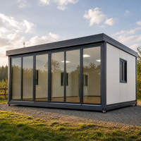 Maison mobile préfabriquée et façade mur-rideau en verre pleine hauteur pour cabane de villégiature