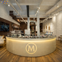 Comptoir de bar incurvé à vendre, logo LED de luxe, brun blanc Corian, boutique de thé à bulles commerciale, comptoir de jus, café, comptoir de crème glacée personnalisé