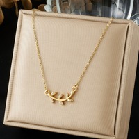 Nouvel Arrivage Collier en Zircon Plaqué Or Lisse avec Breloque Branche Courbe Scintillante, Bijoux de Mode Minimalistes Tendance, Vente en Gros TGXL14807